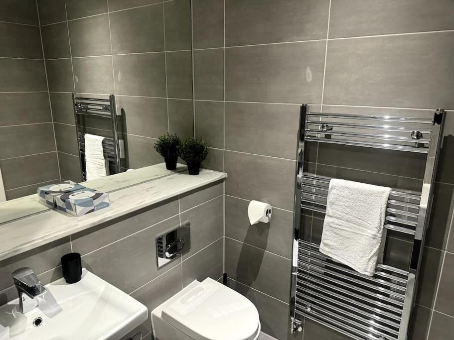 Luxury Oaks Suite, Free Private Parking, 2 Bed 2 Bathroom Apartment, Central Solihull Birmingham Exterior foto
