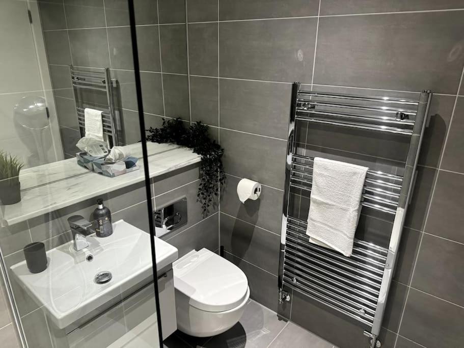 Luxury Oaks Suite, Free Private Parking, 2 Bed 2 Bathroom Apartment, Central Solihull Birmingham Exterior foto